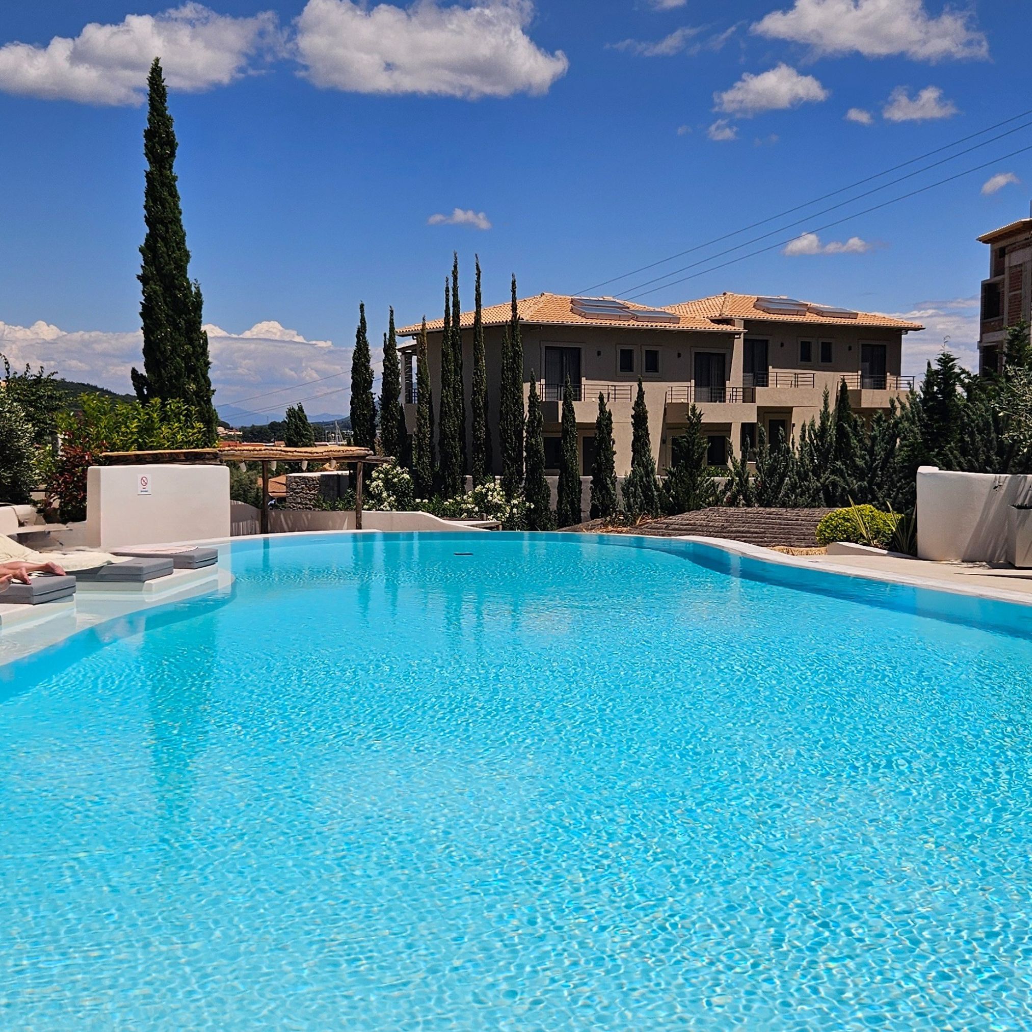 Crystal Waters Lefkada – All Suite Hotel in Hanglage